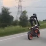 नेशनल हाईवे- 9 पर बाईक पर खड़े होकर स्टंट करने का वीडियो वायरल, पुलिस तलाश में जुटी